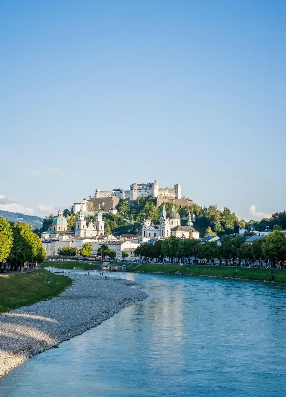 Salzburg mit der Hohensalzburg-Festung, historische Altstadt und Salzach-Fluss an einem sonnigen Tag.