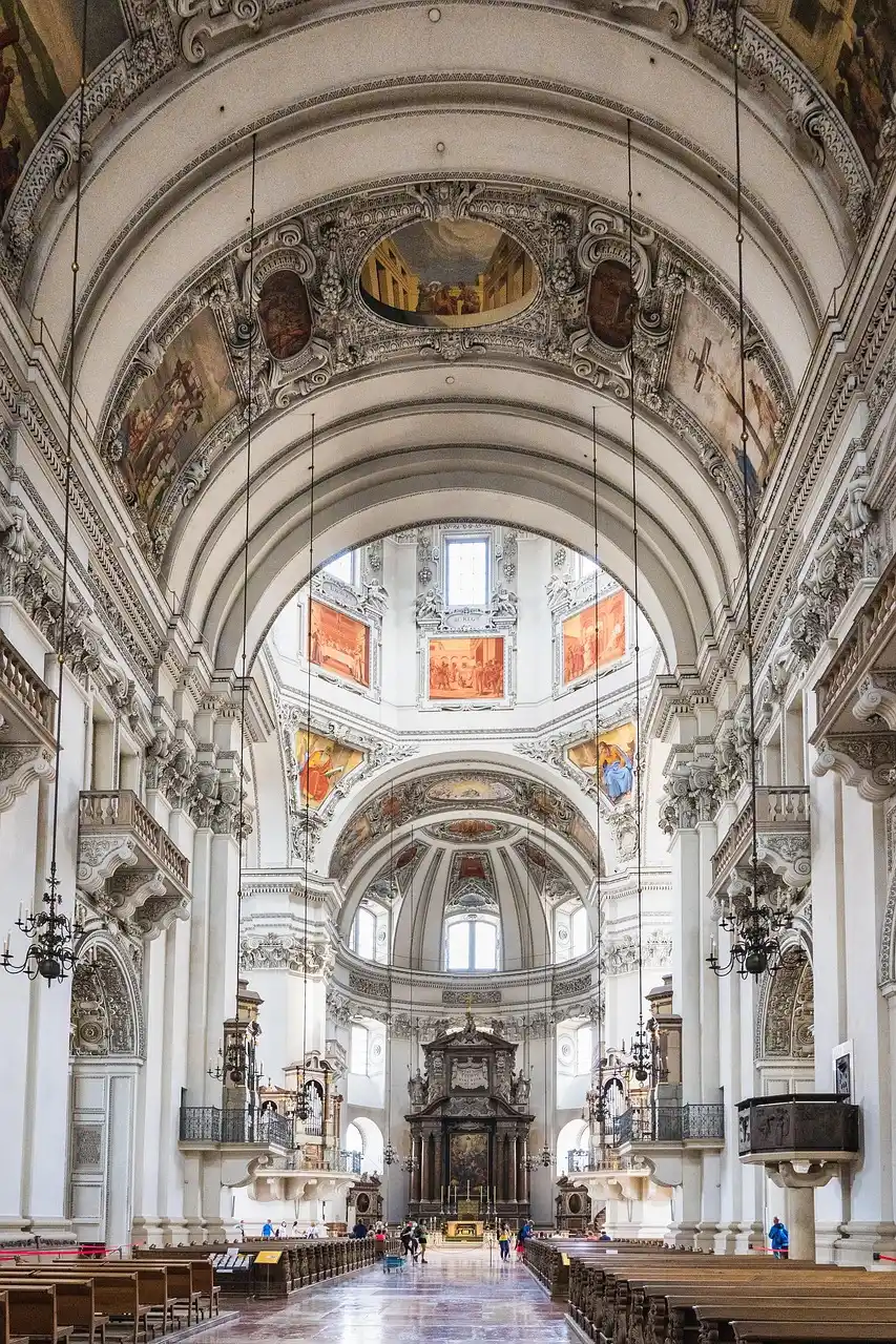 Barocke Kathedrale mit kunstvollen Fresken, dekorativen Skulpturen und strahlendem natürlichem Licht, das durch hohe Fenster fällt.